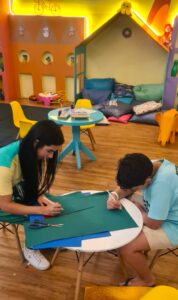 Théo se diverte muito em Olímpia sem ir a nenhum parque aquático