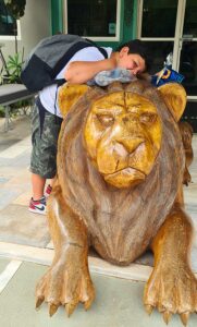 Théo se diverte muito em Olímpia sem ir a nenhum parque aquático