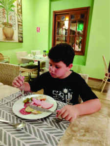 Théo se diverte muito em Olímpia sem ir a nenhum parque aquático