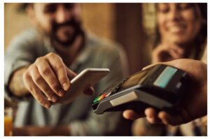 Cinco dicas para economizar e evitar problemas usando Pix em viagens internacionais