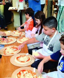 Théo recebe certificado de pizzaiolo