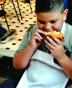 Théo recebe certificado de pizzaiolo