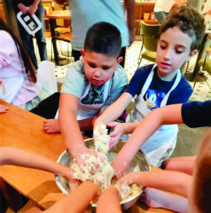 Théo recebe certificado de pizzaiolo