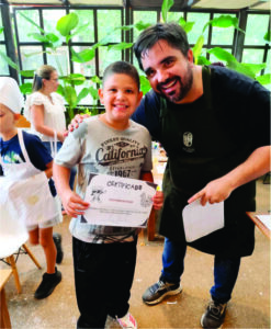Théo recebe certificado de pizzaiolo