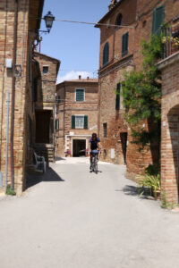 Viagens de bicicleta pela Europa ganham força entre brasileiros
