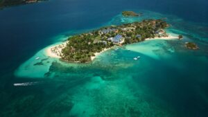 o resort ocupa uma ilha exclusiva cercada por águas claras e paisagens tropicais