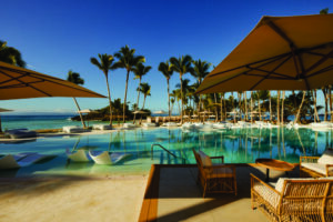 o resort ocupa uma ilha exclusiva cercada por águas claras e paisagens tropicais