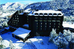 Hotel Termas Chillán reúne neve, spa e experiências em família na Cordilheira dos Andes