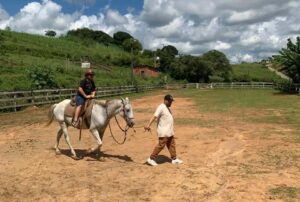 Théo aproveita o final de semana no campo