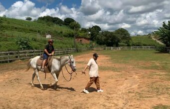 Théo aproveita o final de semana no campo