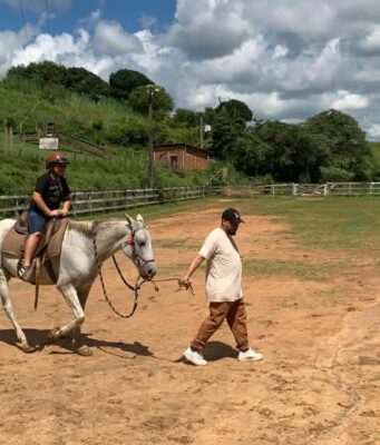 Théo aproveita o final de semana no campo Théo aproveita o final de semana no campo
