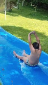 Théo aproveita o final de semana no campo