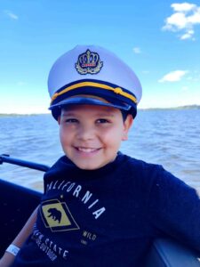 Théo atravessa a represa para descobrir novos sabores