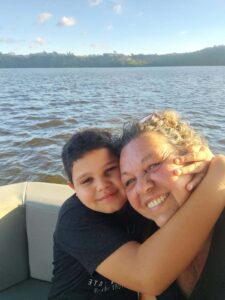 Théo atravessa a represa para descobrir novos sabores