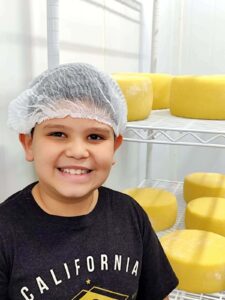 Théo atravessa a represa para descobrir novos sabores