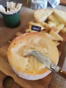 Théo atravessa a represa para descobrir novos sabores