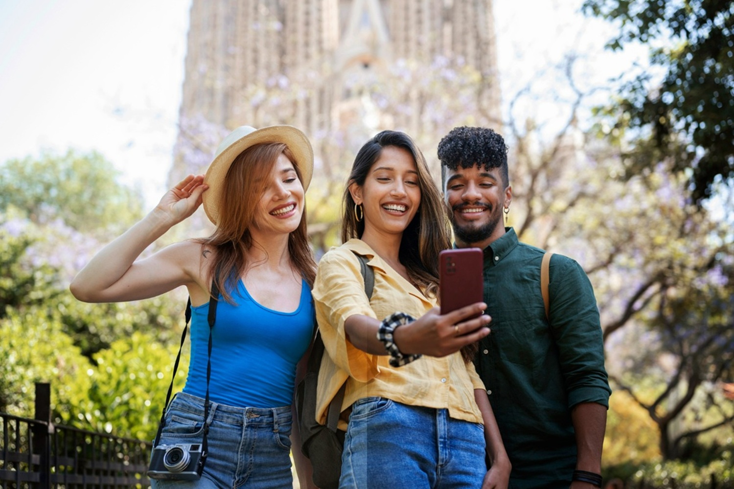 Viagens como estratégia de bem-estar e pertencimento turismo LGBTQIA+ cresce entre grupos e famílias