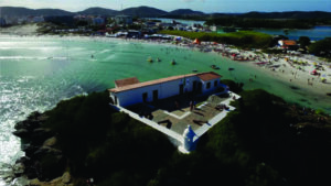 Cabo Frio une belas praias e atrações históricas