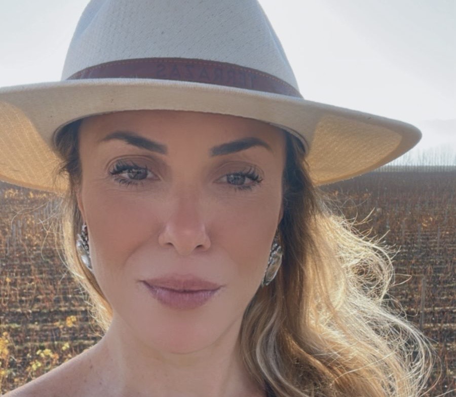 Carol Orantes, da Orantes.C Assessoria de Comunicação — a construtora de desejos no universo do vinho Carol Orantes, da Orantes.C Assessoria de Comunicação — a construtora de desejos no universo do vinho