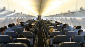 Companhias aéreas endurecem regras e proíbem gravações a bordo, gerando debate sobre direitos dos passageiros