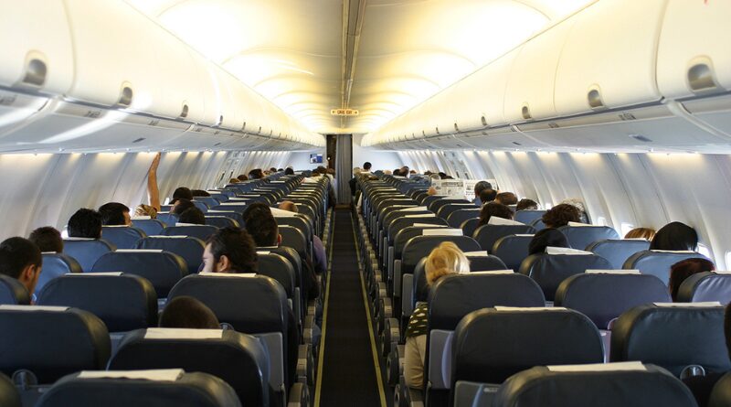 Companhias aéreas endurecem regras e proíbem gravações a bordo, gerando debate sobre direitos dos passageiros