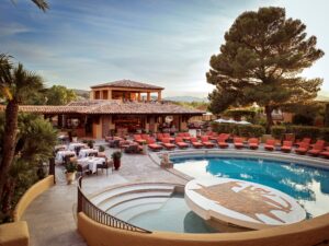 Às vésperas de seu 60º aniversário em 2027, o Byblos Saint-Tropez continua a encarnar um dos maiores símbolos da Riviera Francesa