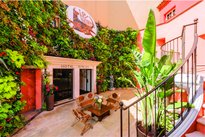 Às vésperas de seu 60º aniversário em 2027, o Byblos Saint-Tropez continua a encarnar um dos maiores símbolos da Riviera Francesa Às vésperas de seu 60º aniversário em 2027, o Byblos Saint-Tropez continua a encarnar um dos maiores símbolos da Riviera Francesa