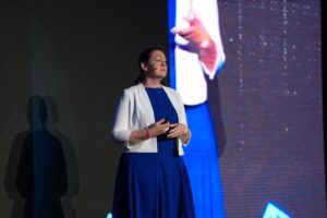 Rebecca Brett, destaca IA, velocidade de decisão e novas jornadas de consumo no varejo de viagens durante o MarketHub Americas