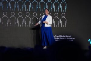 Rebecca Brett, destaca IA, velocidade de decisão e novas jornadas de consumo no varejo de viagens durante o MarketHub Americas