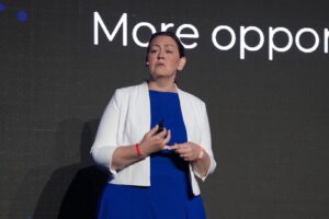 Rebecca Brett, destaca IA, velocidade de decisão e novas jornadas de consumo no varejo de viagens durante o MarketHub Americas
