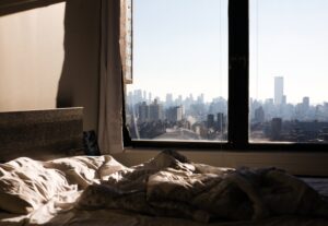 Férias de julho reacendem debate sobre Airbnb em condomínios residenciais