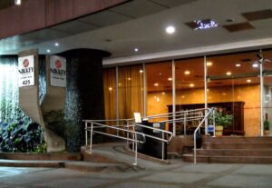 Hotel no coração da Liberdade permite explorar o bairro sem carro