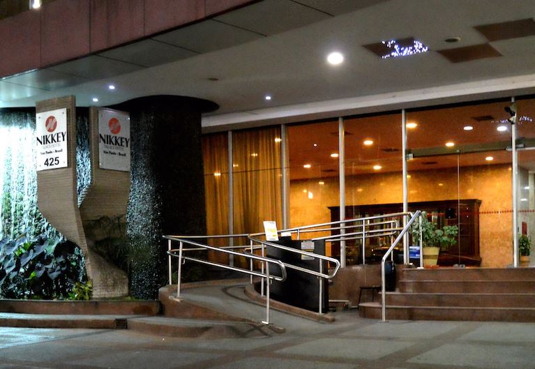 Hotel no coração da Liberdade permite explorar o bairro sem carro