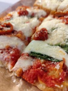 Théo descobre o verdadeiro sabor da pizza da Itália!