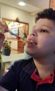 Théo descobre o verdadeiro sabor da pizza da Itália!