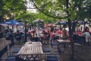 Bares e restaurantes reajustam cardápios em julho, mas seguram preços no acumulado do ano, mostra IPCA