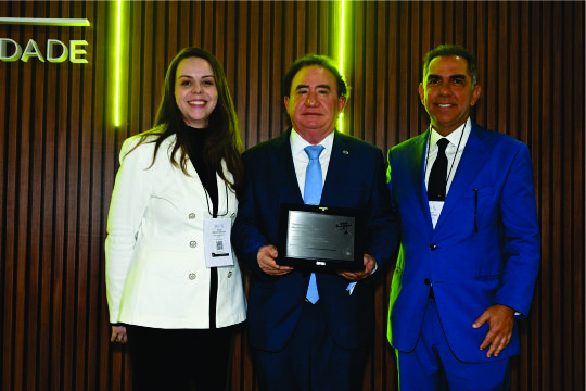 Manoel Linhares é homenageado pelo Ecad por iniciar aproximação entre a entidade e a hotelaria brasileira Manoel Linhares é homenageado pelo Ecad por iniciar aproximação entre a entidade e a hotelaria brasileira