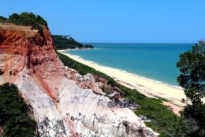 Conheça quatro praias vazias e paradisíacas de Porto Seguro