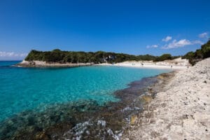 A cor do mar impressiona quem visita córsega