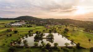 O resort Zagaia é opção de hospedagem ideal para famílias, proporcionando contato direto com a natureza por estar em uma área verde com mais de 600 mil m2 por onde circulam diversos animais silvestres.