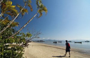 Ilha do Mel vacina 100% da população e recebe turistas