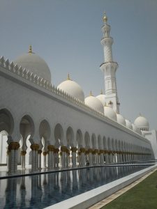 Entre as principais atrações, a mesquita apresenta uma das maiores cúpulas do mundo, carpete tricotado à mão, painéis de vidro cravejado de cristais Swarovski e um magnífico lustre, o terceiro maior do mundo.