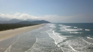 O litoral paulista tem mais de 50 ilhas. Somente no arquipélago de Ilhabela, existem ilhas com mais de 40 praias e muitas cachoeiras.